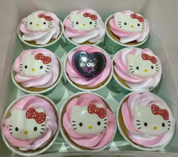 คัพเค้กคิตตี้สีชมพูและขาวตกแต่งด้วยหน้าแมว Hello Kitty พร้อมลายจุดสีแดง.