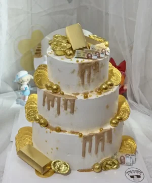 ทองคำปลอมและเงินปลอมบนเค้กวันเกิดสุดหรู เหมาะสำหรับงานเลี้ยงฉลองพิเศษในบ้าน ทำให้บรรยากาศดูหรูหราและน่าประทับใจสำหรับงานเฉลิมฉลองและงานปาร์ตี้ในครอบครัวหรือกลุ่มเพื่อน.