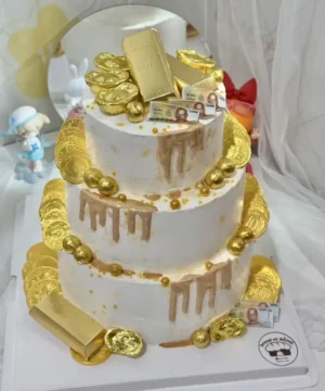 ทองคำเทียมและเงินปลอมบนเค้กวันเกิดหรูหราสำหรับงานเลี้ยงพิเศษ.