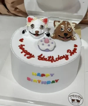 เค้กน้องหมาน่ารักพร้อมตกแต่งด้วยตัวการ์ตูนสุนัขและเค้กเล็กๆ บนหน้าเค้ก เหมาะสำหรับฉลองวันเกิดคนรักสัตว์และคนรักเค้ก.
