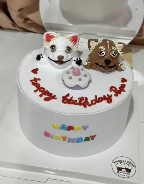 เค้กน้องหมาน่ารักพร้อมตกแต่งด้วยตัวการ์ตูนสุนัขและเค้กเล็กๆ บนหน้าเค้ก เหมาะสำหรับฉลองวันเกิดคนรักสัตว์และคนรักเค้ก.