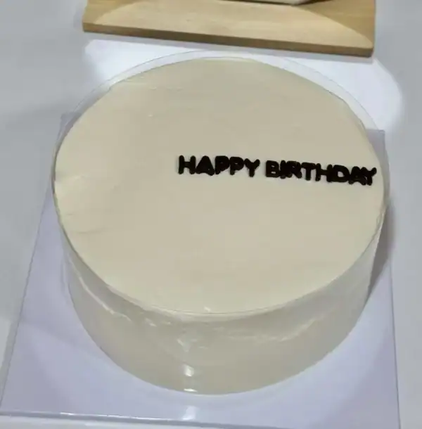 เค้กวันเกิดเนื้อเนียนนุ่มพร้อมคำอวยพร Happy Birthday บนหน้าเค้ก.