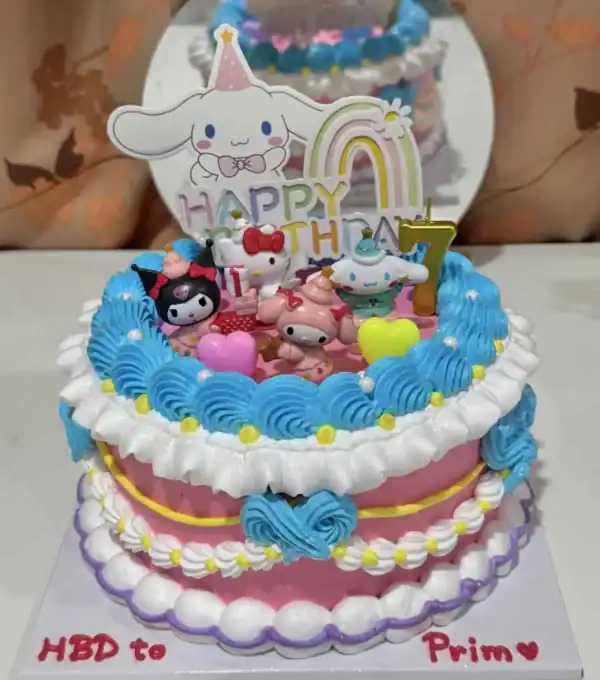 เค้กวันเกิดคิตตี้สีฟ้าสดใส พร้อมตัวการ์ตูนคิตตี้และของตกแต่งน่ารักบนเค้ก.