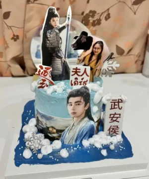 เค้กวันเกิดธีมซีรีส์ล่าหยก ครีมสีฟ้าตกแต่งลายหิมะ พิมพ์ภาพตัวละครบนเค้ก พร้อมป้าย 武安侯 ขนาดครึ่งปอนด์