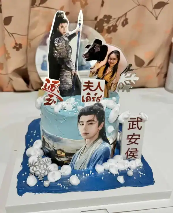 เค้กวันเกิดธีมซีรีส์ล่าหยก ครีมสีฟ้าตกแต่งลายหิมะ พิมพ์ภาพตัวละครบนเค้ก พร้อมป้าย 武安侯 ขนาดครึ่งปอนด์