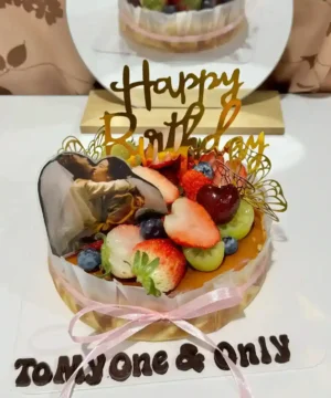 เค้กชีสหน้าไหม้สุดหรู พร้อมผลไม้สดและตกแต่งด้วยทองคำเปลว สร้างความประทับใจในทุกคำที่ลิ้มลอง.