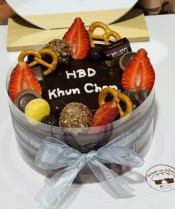 เค้กวันเกิดช็อคโกแลตตกแต่งด้วยผลไม้และขนมหวานสำหรับงานฉลองวันเกิด, แนวคิดเบเกอรี่ที่บ้าน, ขนมปังและของหวานทำเองที่บ้าน, สร้างสรรค์เค้กโฮมเมดสำหรับโอกาสพิเศษ, เค้กวันเกิดสไตล์เทบ้านที่ดูน่ารับประทานและสวยงาม.