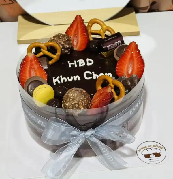 เค้กวันเกิดช็อคโกแลตตกแต่งด้วยผลไม้และขนมหวานสำหรับงานฉลองวันเกิด, แนวคิดเบเกอรี่ที่บ้าน, ขนมปังและของหวานทำเองที่บ้าน, สร้างสรรค์เค้กโฮมเมดสำหรับโอกาสพิเศษ, เค้กวันเกิดสไตล์เทบ้านที่ดูน่ารับประทานและสวยงาม.