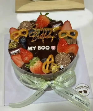 เค้กวันเกิดช็อกโกแลตผลไม้สด พร้อมคำอวยพรและตกแต่งด้วยผลไม้และช็อกโกแลต สวยงาม เหมาะสำหรับโอกาสพิเศษ.