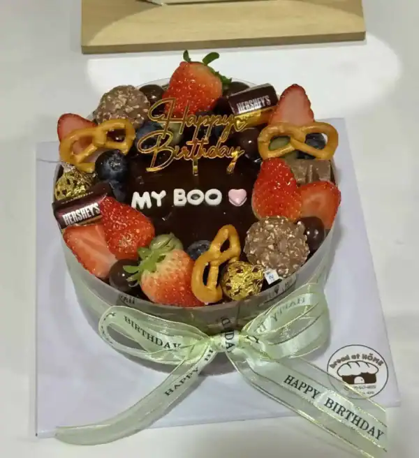 เค้กวันเกิดช็อกโกแลตผลไม้สด พร้อมคำอวยพรและตกแต่งด้วยผลไม้และช็อกโกแลต สวยงาม เหมาะสำหรับโอกาสพิเศษ.