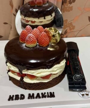 กล่องขยายเค้กช็อคโกแลตสตรอว์เบอร์รี่เค้กวันเกิดหวานเย็นพร้อมตกแต่งผลไม้สดและช็อคโกแลตสำหรับงานฉลองครบรอบและเบเกอรี่ที่บ้าน.