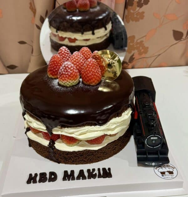 กล่องขยายเค้กช็อคโกแลตสตรอว์เบอร์รี่เค้กวันเกิดหวานเย็นพร้อมตกแต่งผลไม้สดและช็อคโกแลตสำหรับงานฉลองครบรอบและเบเกอรี่ที่บ้าน.