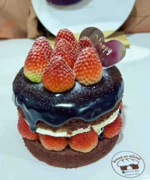 เค้กช็อกโกแลตสตรอเบอร์รี่หวานละมุน ตกแต่งด้วยสตรอเบอร์รี่สดและช็อกโกแลตเข้มข้น เหมาะสำหรับของหวานพิเศษในโอกาสสำคัญ.