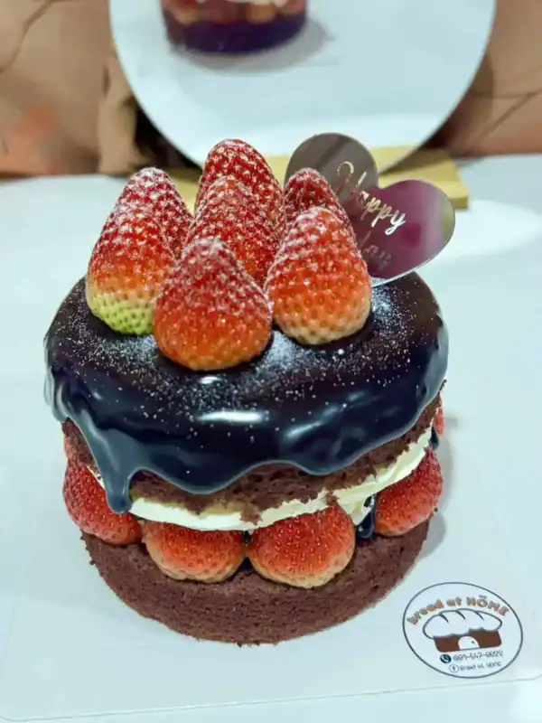 เค้กช็อกโกแลตสตรอเบอร์รี่หวานละมุน ตกแต่งด้วยสตรอเบอร์รี่สดและช็อกโกแลตเข้มข้น เหมาะสำหรับของหวานพิเศษในโอกาสสำคัญ.