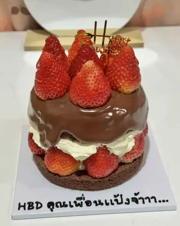 เค้กช็อกโกแลตสตรอเบอรี่ตกแต่งด้วยสตรอเบอรี่สดและช็อกโกแลตบนฐานเค้ก.