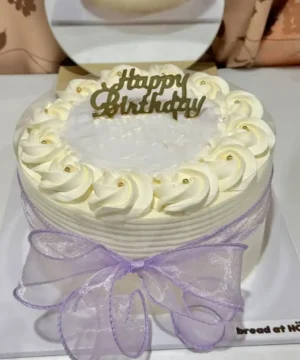 เค้กมะพร้าวอ่อนครีมสดเนื้อเนียนหวานหอม พร้อมตกแต่งด้วยครีมและคำว่า Happy Birthday บนยอดเค้ก.