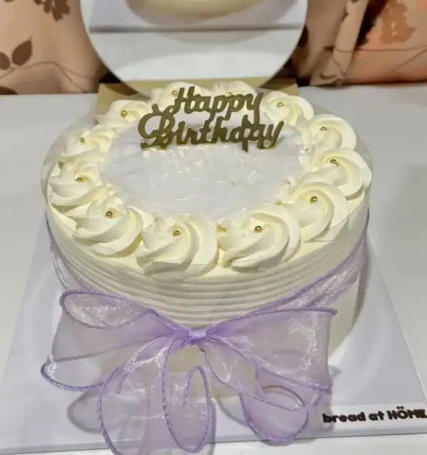 เค้กมะพร้าวอ่อนครีมสดเนื้อเนียนหวานหอม พร้อมตกแต่งด้วยครีมและคำว่า Happy Birthday บนยอดเค้ก.