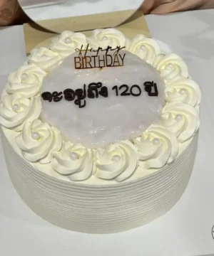 เค้กมะพร้าวอ่อนครีมสดสำหรับโอกาสพิเศษ เนื้อเค้กนุ่มละเอียด ผสมกลิ่นมะพร้าวน้ำหอมออร์แกนิกแท้ ไม่มีไขมันทรานส์ หวานน้อย ละมุนทุกคำ.