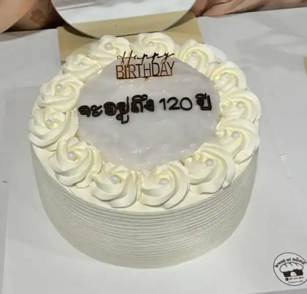 เค้กมะพร้าวอ่อนครีมสดสำหรับโอกาสพิเศษ เนื้อเค้กนุ่มละเอียด ผสมกลิ่นมะพร้าวน้ำหอมออร์แกนิกแท้ ไม่มีไขมันทรานส์ หวานน้อย ละมุนทุกคำ.