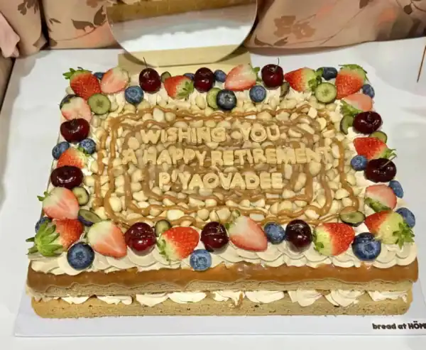 เค้กกาแฟคาราเมลแมคคาเดเมียตกแต่งด้วยผลไม้สดและครีมหวานอร่อย เหมาะสำหรับงานฉลองและเป็นของขวัญพิเศษ.