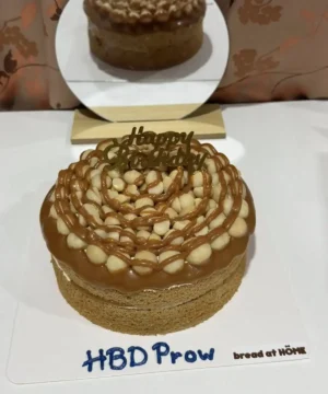 เค้กกาแฟคาราเมลแมคคาเดเมียหอมหวาน นุ่มละมุนลิ้น พร้อมท็อปด้วยคาราเมลและแมคคาเดเมียกรุบกรอบ เหมาะสำหรับคนรักขนมหวานและกาแฟ.