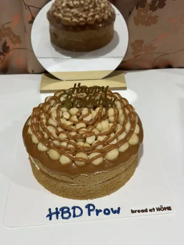 เค้กกาแฟคาราเมลแมคคาเดเมียหอมหวาน นุ่มละมุนลิ้น พร้อมท็อปด้วยคาราเมลและแมคคาเดเมียกรุบกรอบ เหมาะสำหรับคนรักขนมหวานและกาแฟ.