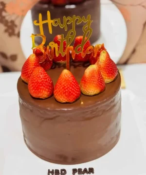 เค้กช็อกโกแลตกานาชสตรอว์เบอร์รี่ 1.5 ปอนด์