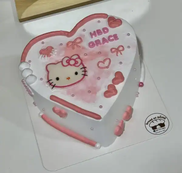 เค้กหัวใจตกแต่งลายคิตตี้สีชมพูและขาว พร้อมข้อความ HBD ORACE สำหรับฉลองวันเกิดสุดน่ารัก.