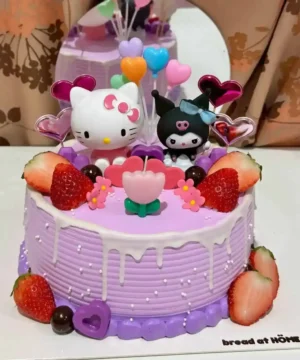 เค้กคิตตี้สีชมพูและขาวตกแต่งด้วยลูกโป่งหัวใจและผลไม้สด.