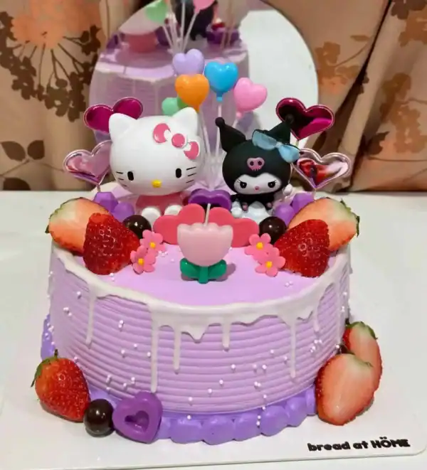 เค้กคิตตี้สีชมพูและขาวตกแต่งด้วยลูกโป่งหัวใจและผลไม้สด.
