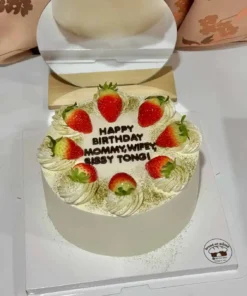 เค้กชาเขียวมัทฉะครีมสดเนื้อเนียนละเอียด ตกแต่งด้วยสตรอว์เบอร์รีสดและครีมวิปปิ้งบนฐานเค้กสีขาวสวยงาม.