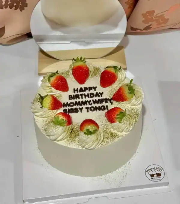 เค้กชาเขียวมัทฉะครีมสดเนื้อเนียนละเอียด ตกแต่งด้วยสตรอว์เบอร์รีสดและครีมวิปปิ้งบนฐานเค้กสีขาวสวยงาม.