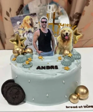 1. เค้กวันเกิดสัตว์เลี้ยงพร้อมภาพสุนัขและเจ้าของในบรรยากาศสุดน่ารักทองคำ พร้อมของตกแต่งสีทองและช็อกโกแลต Oreo.