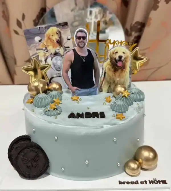 1. เค้กวันเกิดสัตว์เลี้ยงพร้อมภาพสุนัขและเจ้าของในบรรยากาศสุดน่ารักทองคำ พร้อมของตกแต่งสีทองและช็อกโกแลต Oreo.