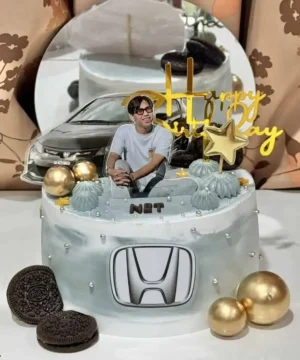 2. เค้กวันเกิดรูปฮอนด้า พร้อมภาพบุคคลและของตกแต่งทองคำ, เหมาะสำหรับฉลองความสุขในโอกาสพิเศษ.