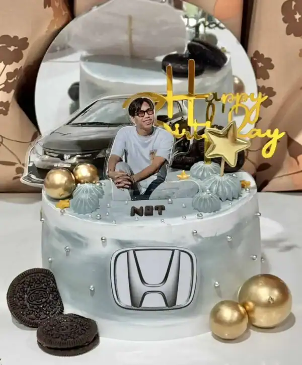 2. เค้กวันเกิดรูปฮอนด้า พร้อมภาพบุคคลและของตกแต่งทองคำ, เหมาะสำหรับฉลองความสุขในโอกาสพิเศษ.