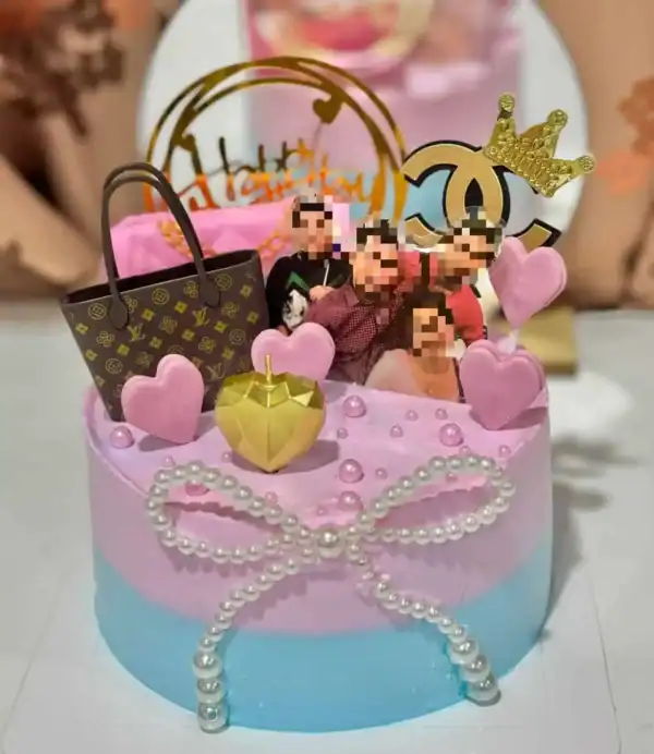 เค้กวันเกิดสีชมพูพร้อมของตกแต่งทองและภาพผสมผสานของคนและแบรนด์เนม เพิ่มความสนุกสนานและหรูหราในงานเลี้ยงสนุกสนานและแฟชั่นสุดหรู.