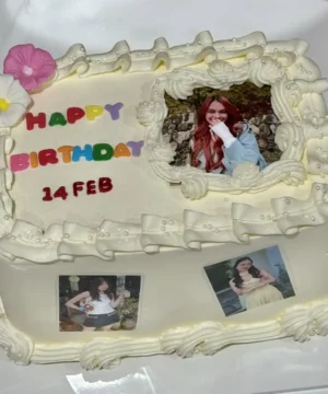 เค้กวันเกิดพร้อมภาพถ่ายส่วนตัว ตกแต่งด้วยดอกไม้และครีมเนียนละเอียด สำหรับโอกาสพิเศษและความทรงจำที่กินได้.