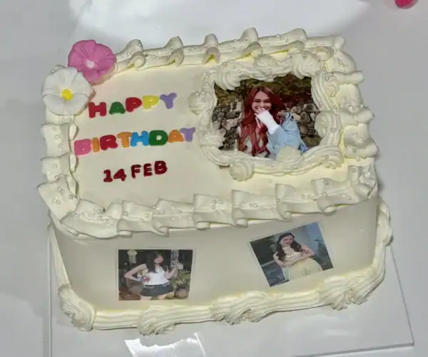 เค้กวันเกิดพร้อมภาพถ่ายส่วนตัว ตกแต่งด้วยดอกไม้และครีมเนียนละเอียด สำหรับโอกาสพิเศษและความทรงจำที่กินได้.