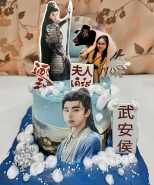 เค้กวันเกิดธีมล่าหยก ซีรีส์จีน มุมด้านหน้า เห็นภาพพิมพ์ตัวละครและรูปลูกค้าบนท็อปเปอร์ ขนาดครึ่งปอนด์