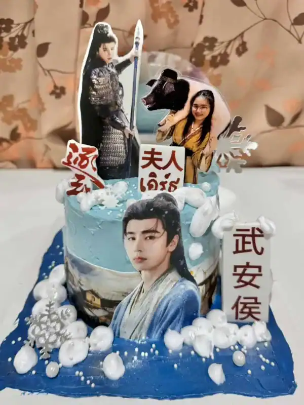 เค้กวันเกิดธีมล่าหยก ซีรีส์จีน มุมด้านหน้า เห็นภาพพิมพ์ตัวละครและรูปลูกค้าบนท็อปเปอร์ ขนาดครึ่งปอนด์