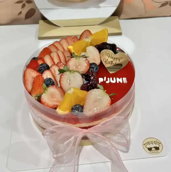 เค้กผลไม้สดสตรอเบอรี่,บลูเบอรี่,สับปะรดบนเค้กเนียนนุ่มหวานละมุน.