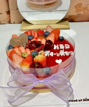 เค้กสตรอเบอรี่หวานละมุนเนื้อเนียน พร้อมผลไม้สดหลากชนิด ตกแต่งอย่างสวยงาม เหมาะสำหรับโอกาสพิเศษและเป็นของขวัญสุดประทับใจ.