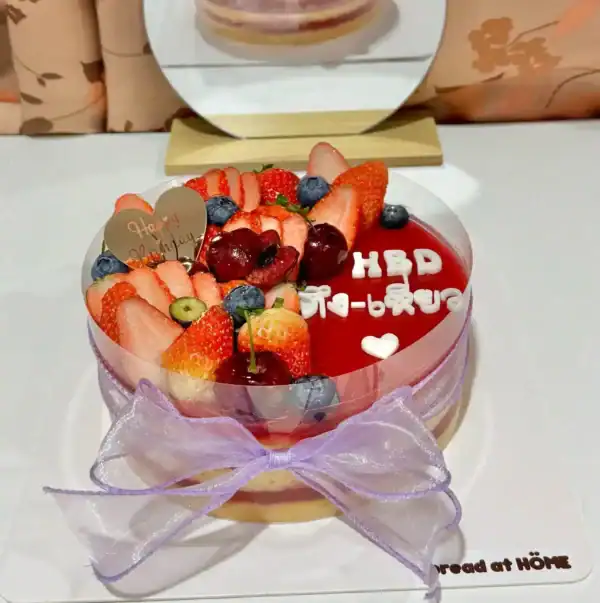 เค้กสตรอเบอรี่หวานละมุนเนื้อเนียน พร้อมผลไม้สดหลากชนิด ตกแต่งอย่างสวยงาม เหมาะสำหรับโอกาสพิเศษและเป็นของขวัญสุดประทับใจ.