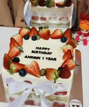 สตรอว์เบอร์รี่ช็อตเค้ก 3 ปอนด์ทรงสีเหลี่ยม