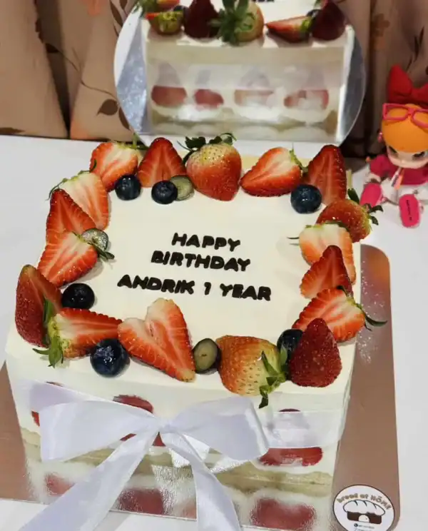 สตรอว์เบอร์รี่ช็อตเค้ก 3 ปอนด์ทรงสีเหลี่ยม