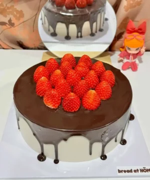 เค้กสตรอว์เบอร์รีชอร์ตเค้กเนื้อฟูเบา พร้อมครีมสดแท้และผลสตรอว์เบอร์รีสดบนยอด เค้กเนื้อเนียนนุ่ม รสชาติหวานหอมสดชื่น เหมาะสำหรับทุกโอกาสพิเศษ.