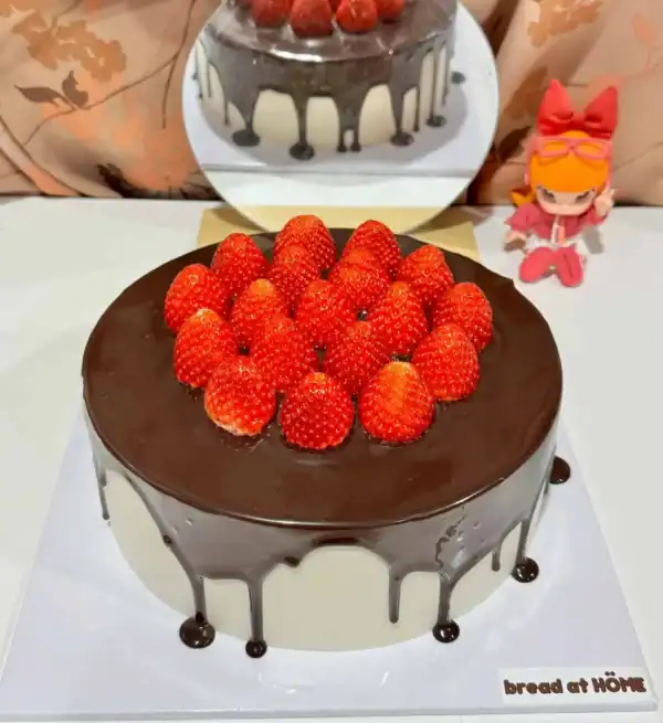 เค้กสตรอว์เบอร์รีชอร์ตเค้กเนื้อฟูเบา พร้อมครีมสดแท้และผลสตรอว์เบอร์รีสดบนยอด เค้กเนื้อเนียนนุ่ม รสชาติหวานหอมสดชื่น เหมาะสำหรับทุกโอกาสพิเศษ.