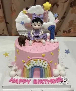 1. เค้กวันเกิดเด็กหญิงสีชมพูพร้อมตกแต่งน่ารัก ขึ้นรูปตัวละคร การ์ตูน สำหรับฉลองโอกาสสำคัญในบ้านหรือปาร์ตี้เรียบง่าย.