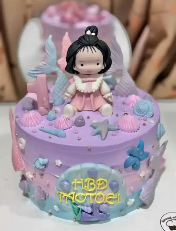 เมนูเค้กวันเกิดลายเจ้าหญิงน้อย พร้อมตกแต่งด้วยดอกไม้ทะเลและสัตว์ทะเลในโทนสีหวานพาสเทล เหมาะสำหรับชุดเค้กในโอกาสพิเศษสำหรับเด็กผู้หญิง.